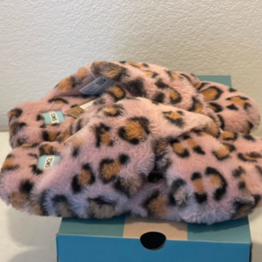 TOMS Pink Spanish Villa Cheetah Print Faux Fur Slippers - Picture 11 of 16